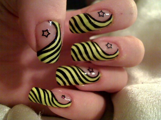 Yellow swirl nails