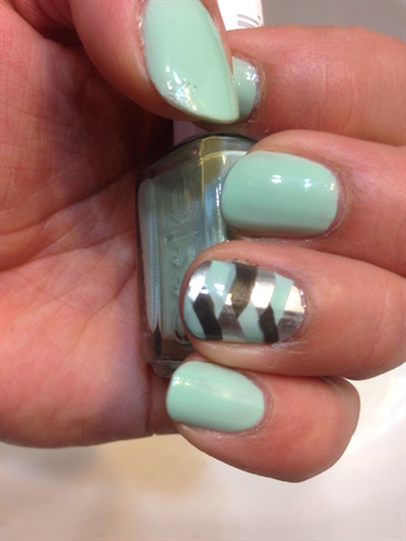 Mint with breaded accent nail