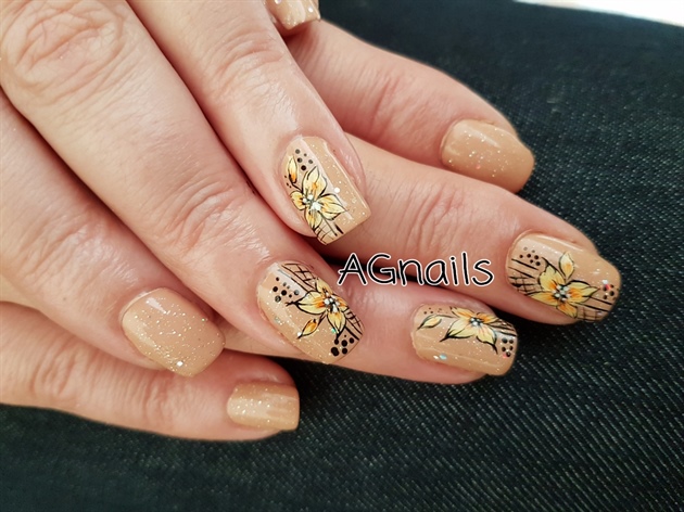 Yellow-orange flowers on nude nails