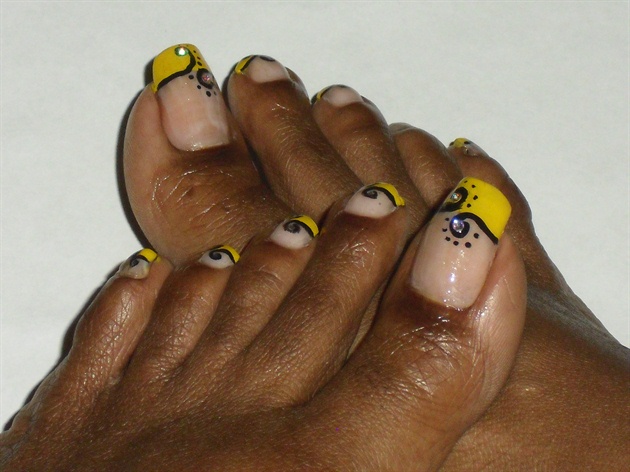 Yellow Black Toes