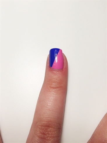 Paint the left diagonal of your nails in blue.