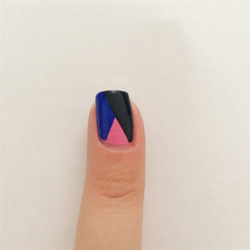 Paint the right diagonal of your nails in dark blue.
