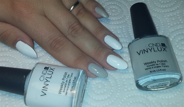 Paint the index and pinky fingers with CND Vinylux in Cityscape. Paint the remaining nails with Vinylux Cream Puff