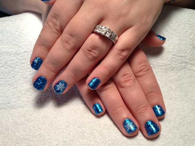 Shellac Glitter blue snowflake nails