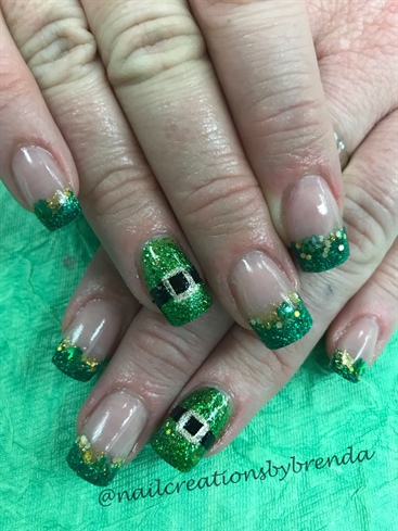 Green and gold St. Patrick’s Day nails