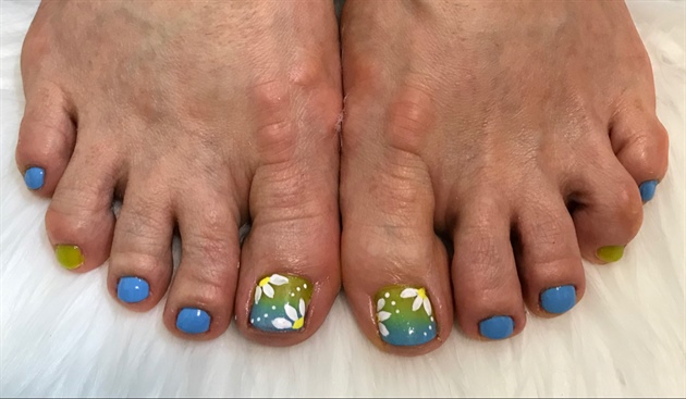 Spring Ombr&#233; Toes