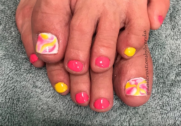 Blooming summer gel polish toes
