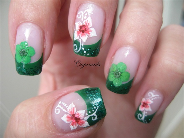 Nail art: Dried and handpainted flowers
