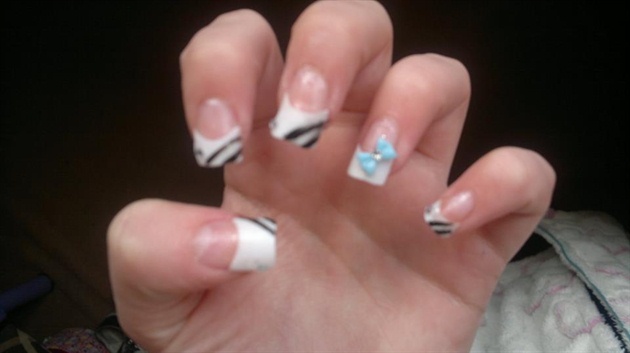 nail art stripe with blue bow