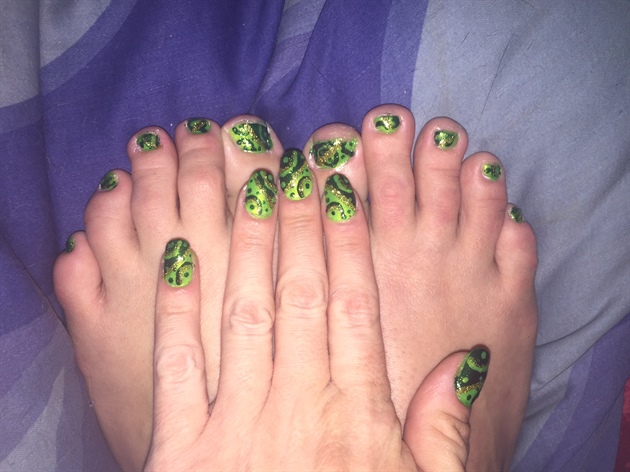 Green Banner--Toes