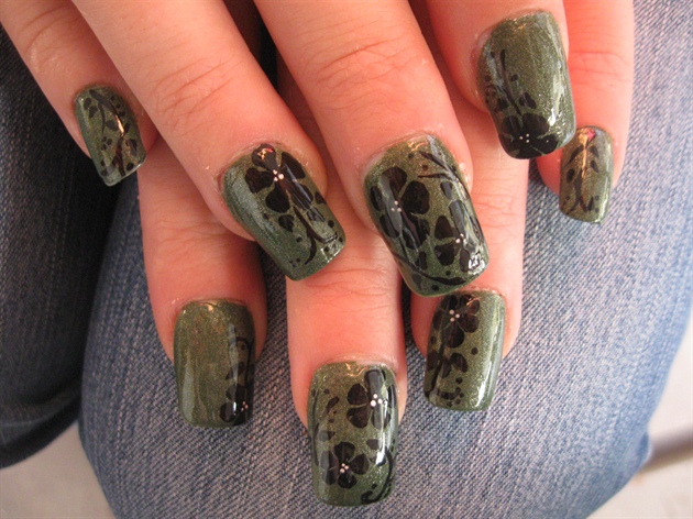 Simple Green and Black Floral Design