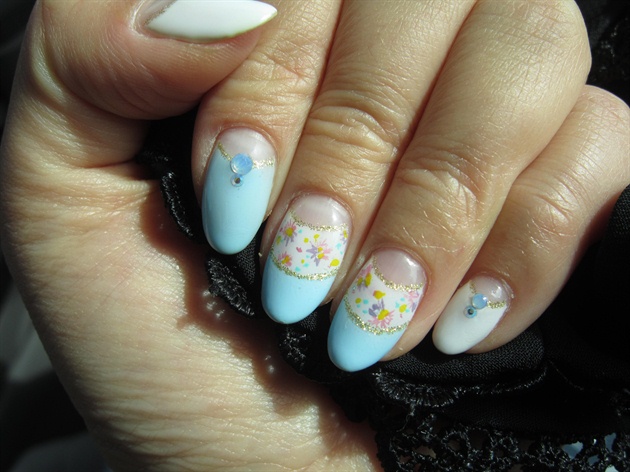 Mix french nail with painted flowers