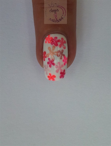 Simple pink flowers nail art