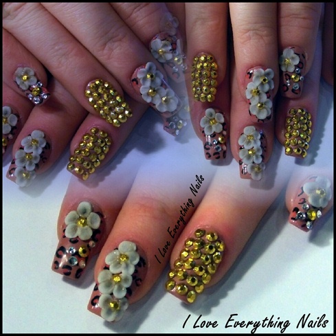 3D Gold and White Flowers 