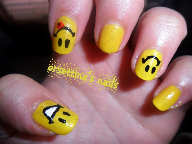 Simple smiley on yellow nails