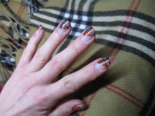 strpies nail art burberry style
