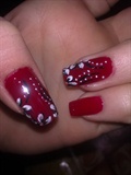 red nails with daisies