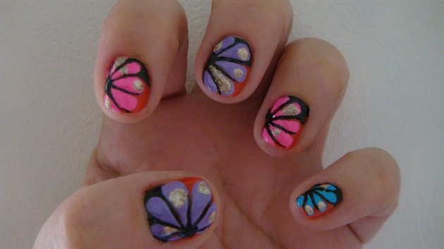 daisy colorful nail art design