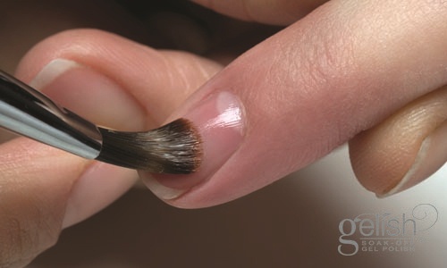 Use a clean gel brush or a lint-free nail wipe, remove the access Foundation on the nail plate.