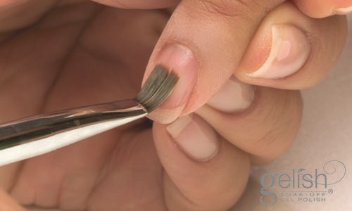 Use a clean gel brush or a lint-free nail wipe, remove the access Foundation on the nail plate.