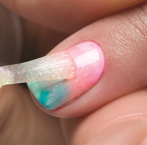 Apply a thin coat of Izzy Wizzy Let’s Get Busy (Glitter) to the entire surface of the nail. Cure nails under the LED 18G light for 30 seconds or a UV light for 2 minutes.