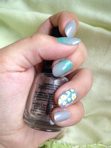 Seafoam And Daisies