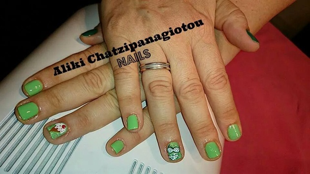 green summer nails 