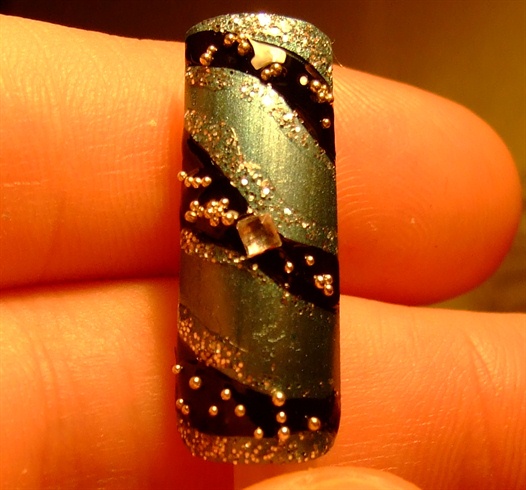 Elegant waves nail art design