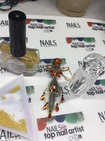 Then I applied gold caviar along the goldborders and crystal pixie on the nailtip, applied using gel