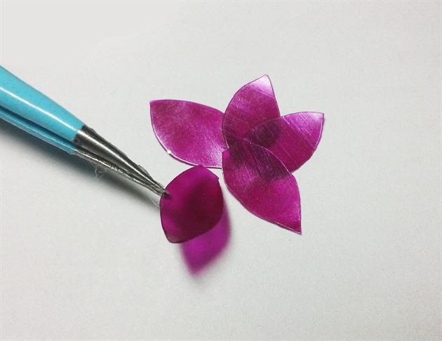 Cut the flower gel sheet into petals, and arrange them into a flower. Apply hard gel to the center of the flower and cure.