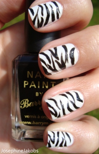 Zebra print nails