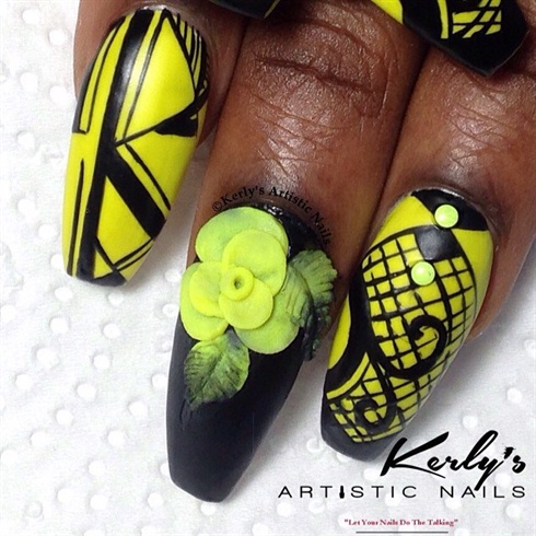 She&#39;s So Chic - Black and Yellow Nails