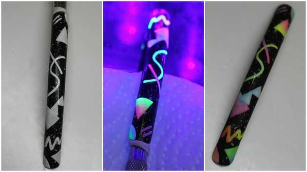 First I painted the black base and the fabric pattern with white gel polish. For the splashes I mixed acetone and white gel polish and splattered the drops on the nail with a fan brush. Then I finished the look with different neon colors.