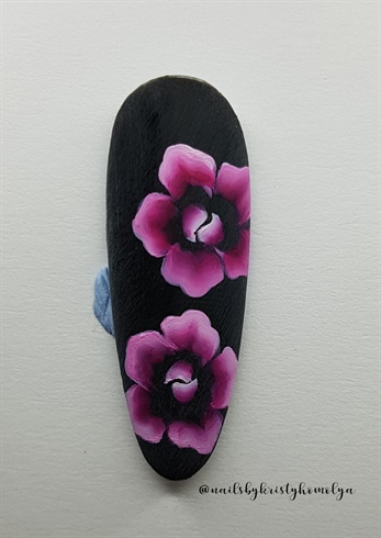 2. paint the center of the flower with the same colors, use a smaller nail art brush. 