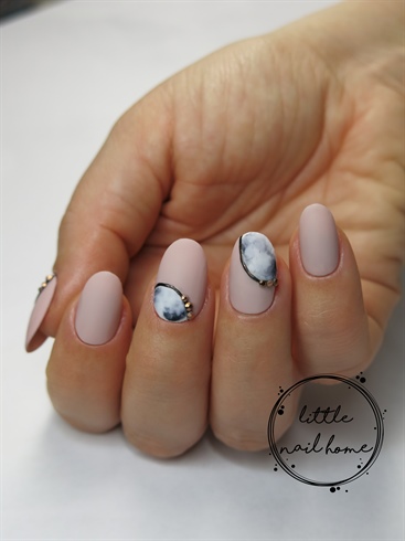 Nude and marble nails