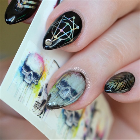Holographic Black Skull Nails 