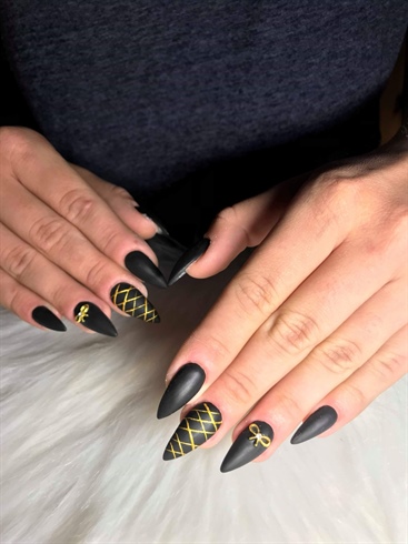Mat  nails with  gold spider gel design 