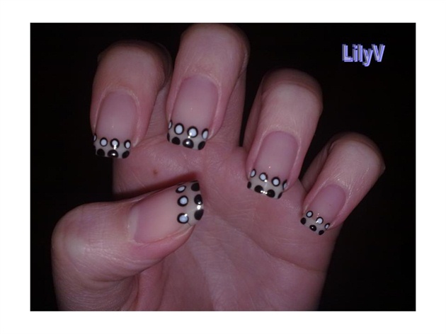 Black and white dots