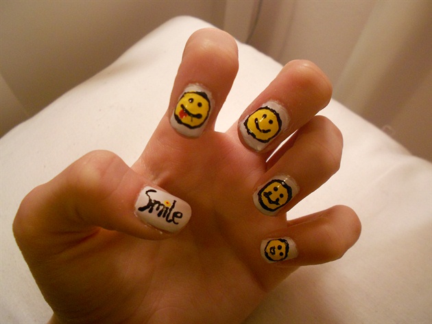 How to Paint Smiley Face Nails