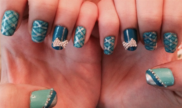 Tiffany blue glitzy plaid nails