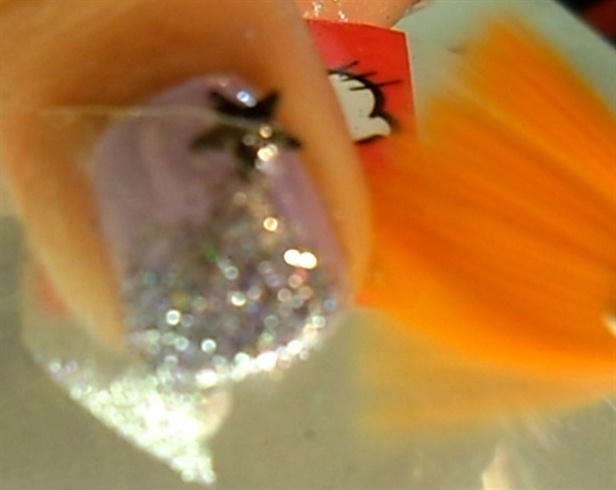 Remove the glitter excess using a fan brush and remove the tapes carefully.