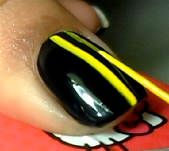 Start drawing yellow lines as background on the thumb using a striper brush.