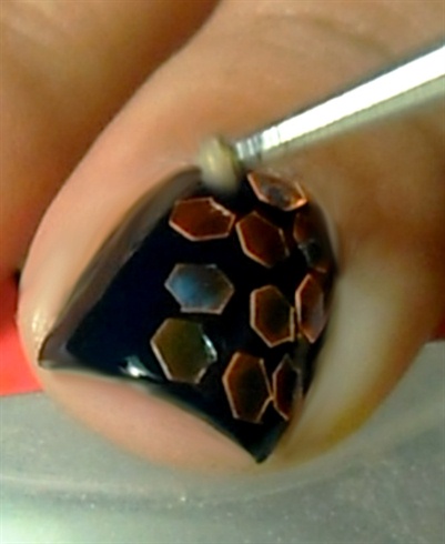 On the index nail, apply hexagonal glitters one by one creating a honeycomb effect, repeat this step for the accent nail.