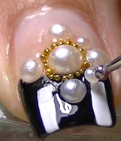 Place 4 big pearls and smaller sizes in the gaps as shown