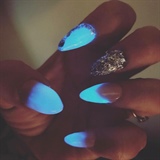 Glow Nails 