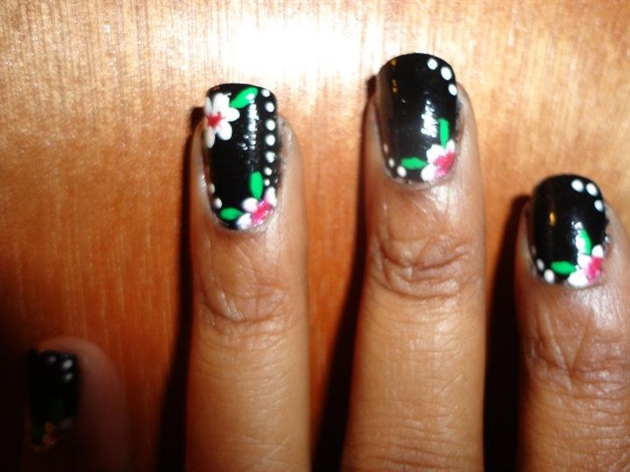 Black nails iwth simple flower