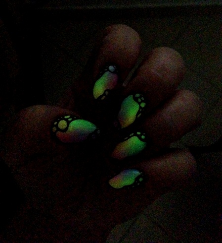 Enjoy this glow-in-the-dark nail set with lights-off