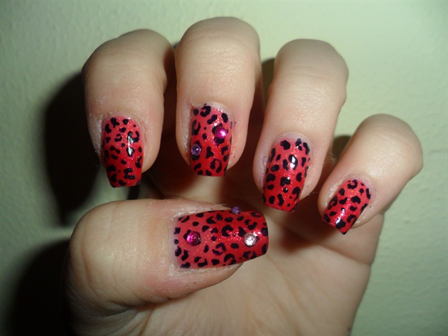 Gradient leopard nail art