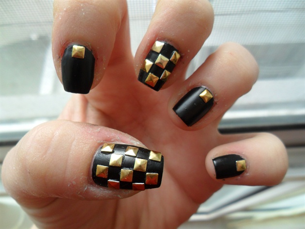 Black&amp;Gold studs nail art