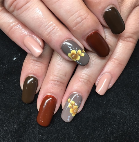 Gel polish with one move flower 